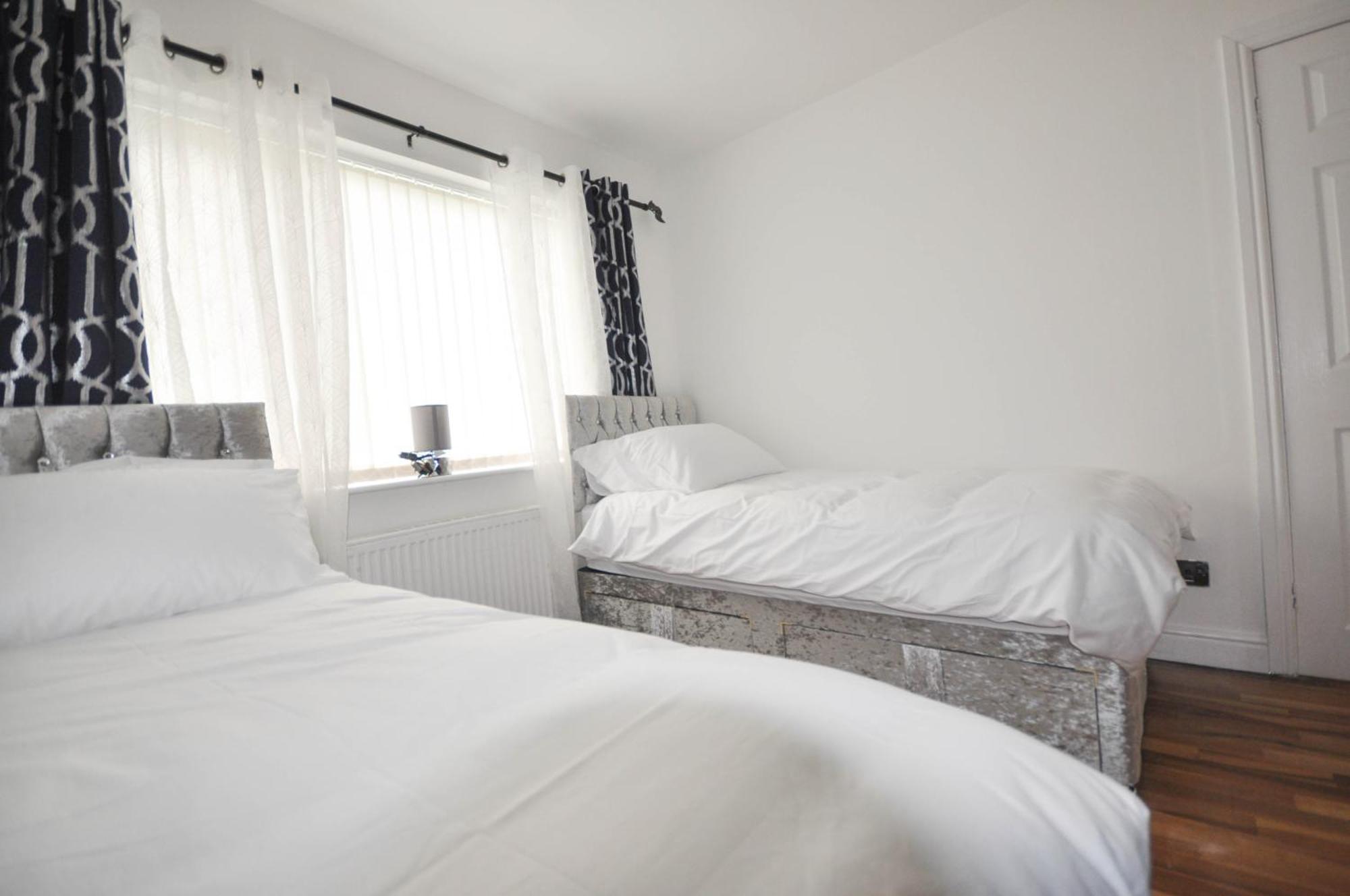 Modern 2 Bed Apartment ลูตัน ภายนอก รูปภาพ