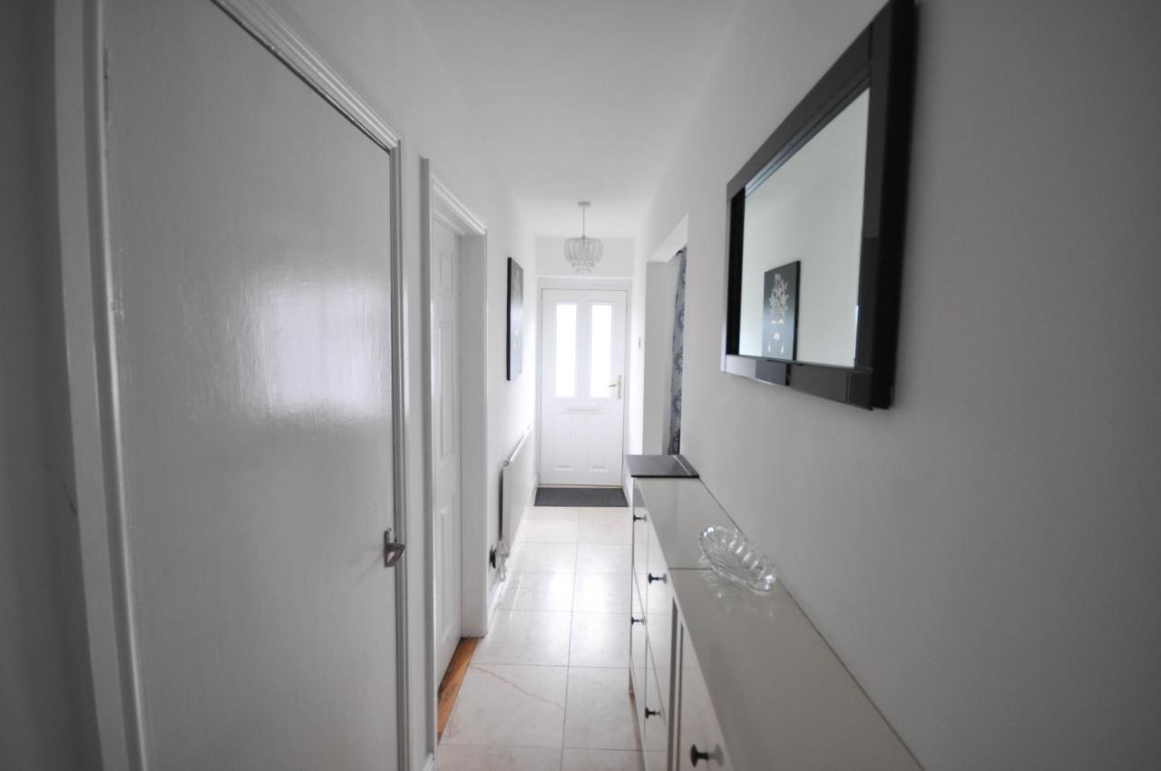 Modern 2 Bed Apartment ลูตัน ภายนอก รูปภาพ