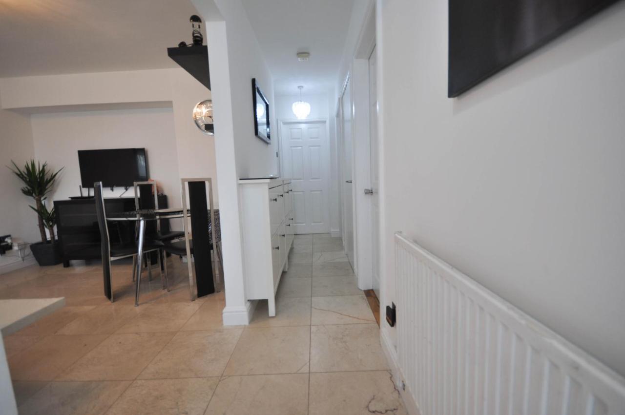 Modern 2 Bed Apartment ลูตัน ภายนอก รูปภาพ