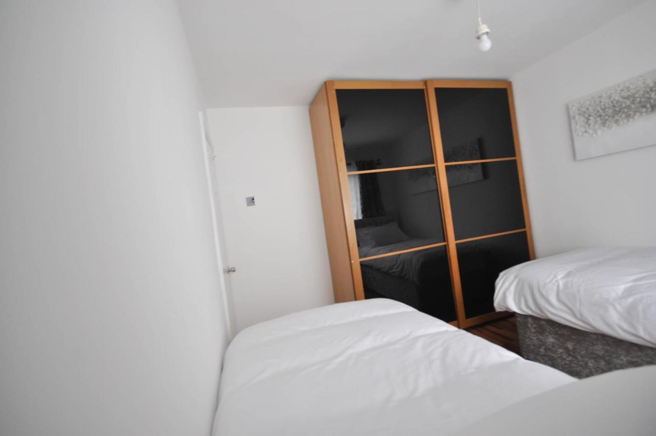 Modern 2 Bed Apartment ลูตัน ภายนอก รูปภาพ